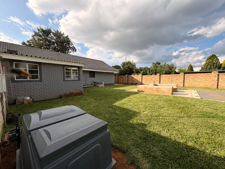 To Let 3 Bedroom Property for Rent in Flimieda North West